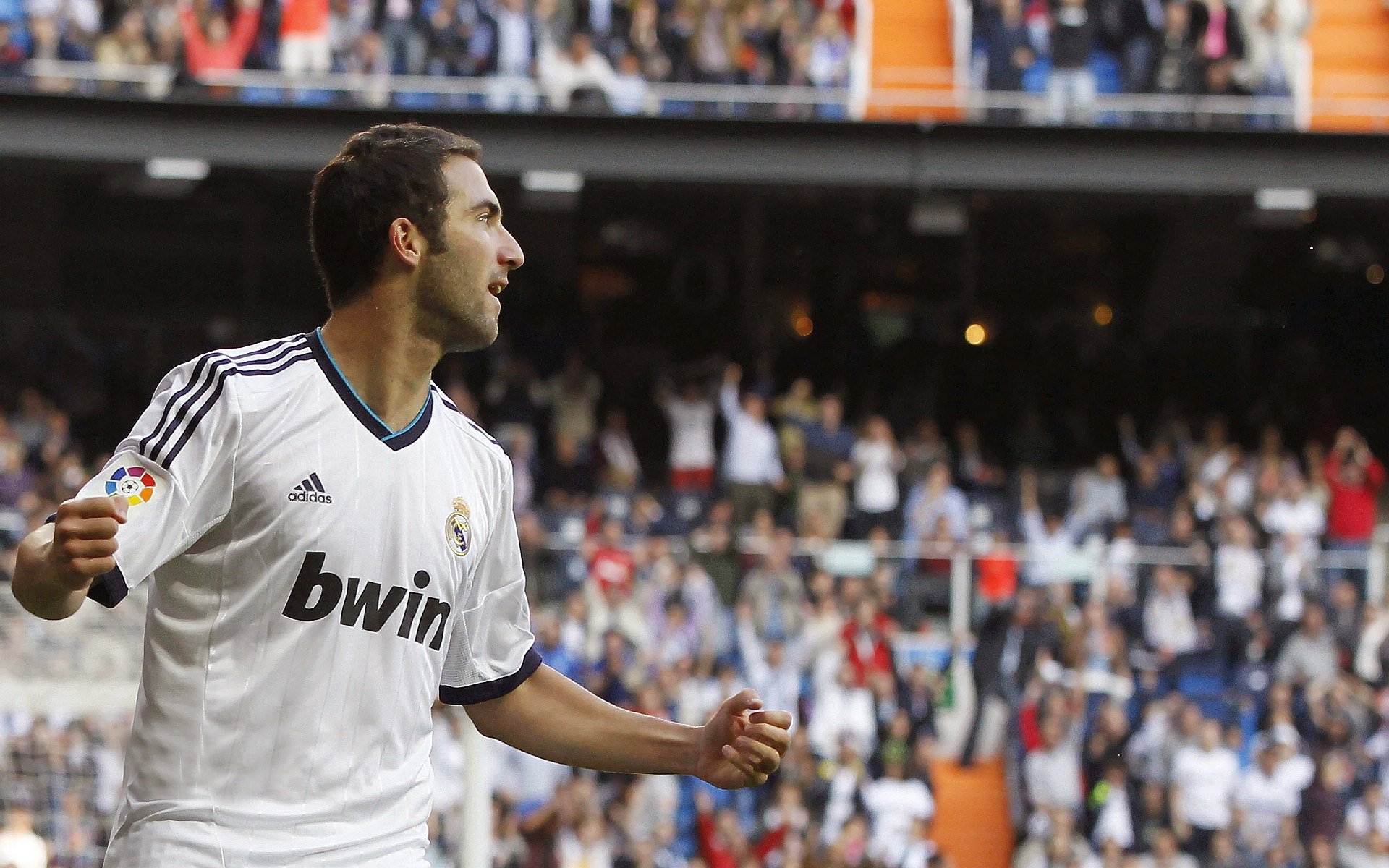 拉齐奥关键战突围巴拉圭，苏亚雷斯在西甲国家德比接管比赛，足球世界里的两种英雄主义